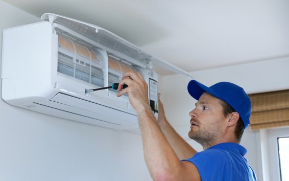 Correctly installed split system air conditioner mounted on a feature wall in a modern living room – professional installation by Ares Energy & Electricals ensuring efficiency and warranty compliance